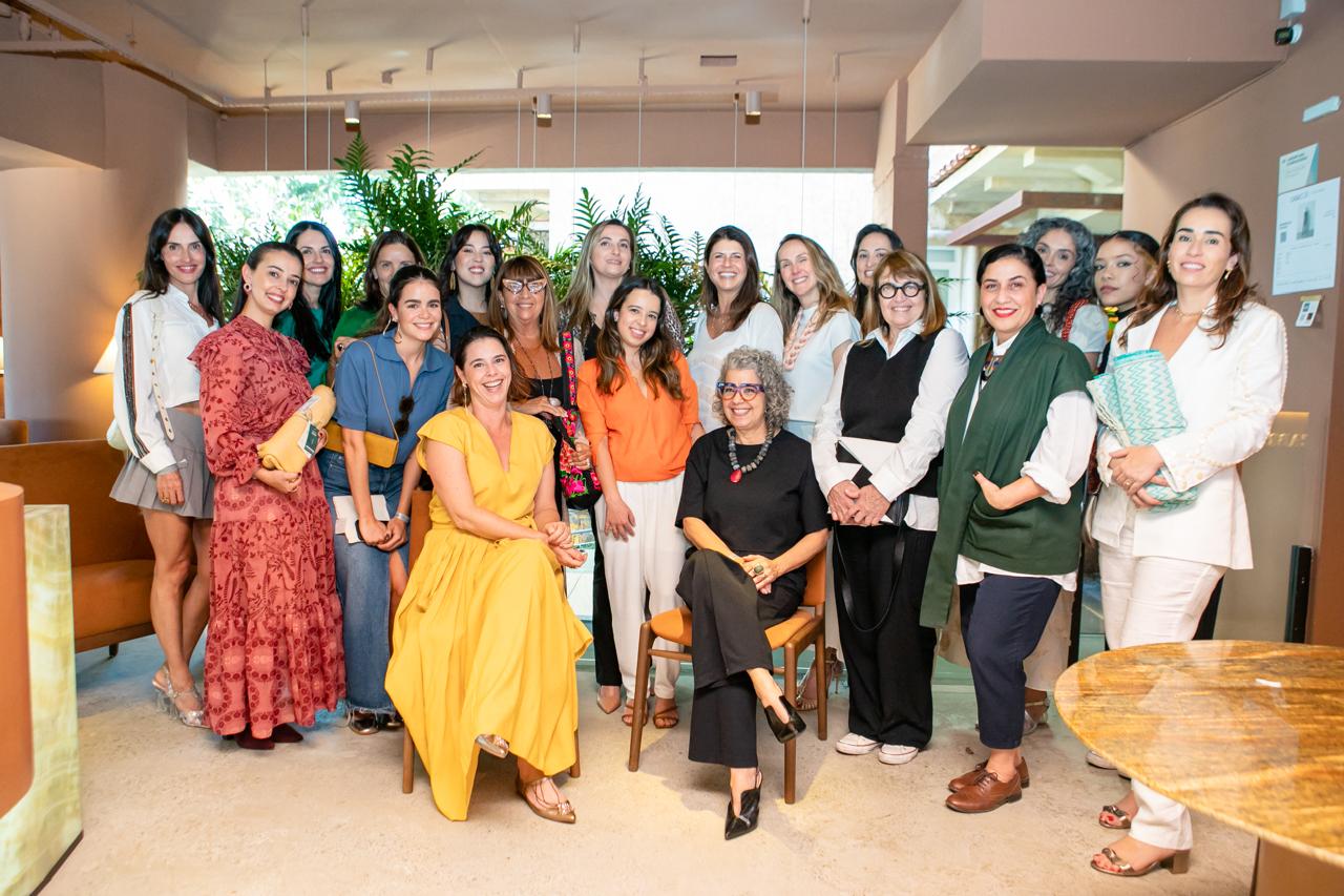 Grupo de mulheres reunidas para uma foto