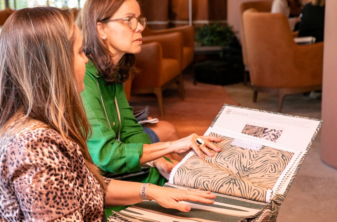 Mulheres analisando tecidos
