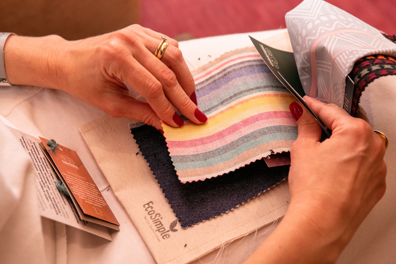 Uma mulher analisando a textura de um tecido