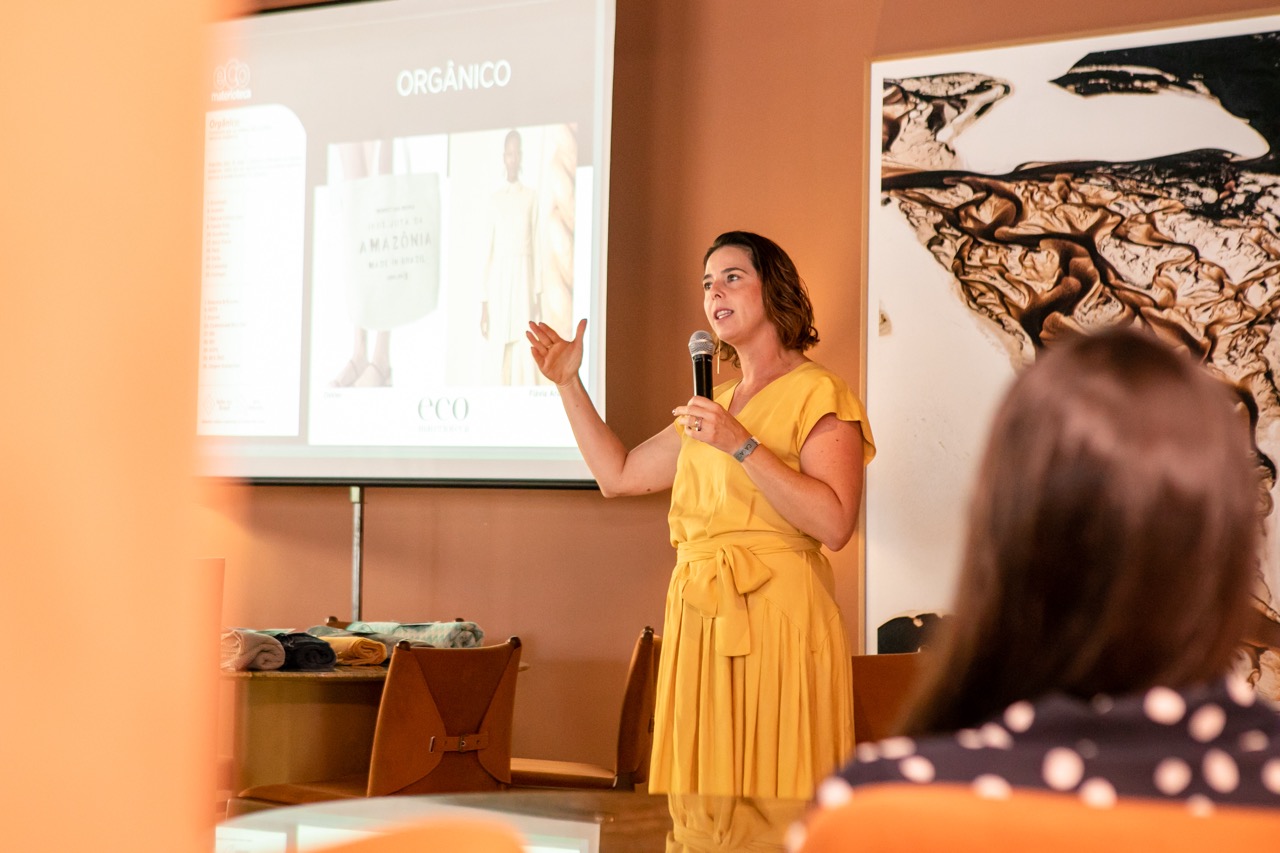 Gabriela Marcondes apresentando uma palestra